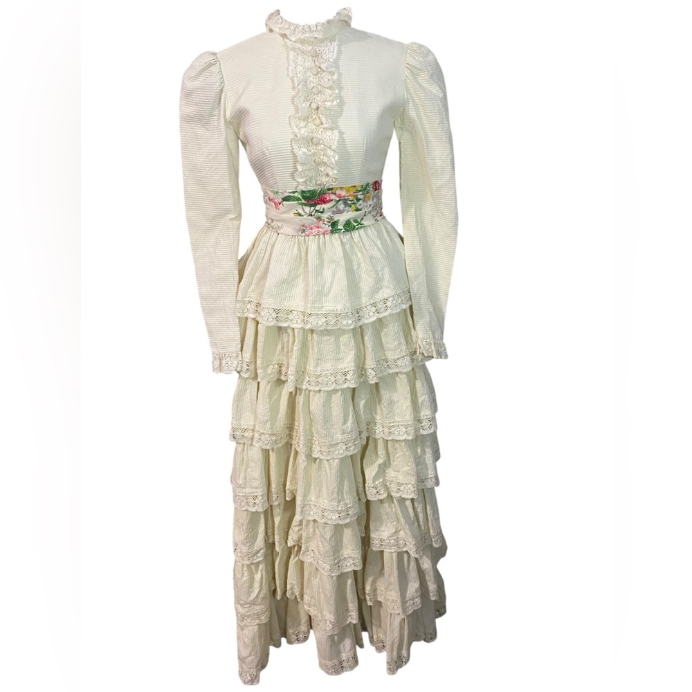 1960s Ribbed Lace Trim Cupcake Tiered Floral Waist Cream Wedding Dress Size 8